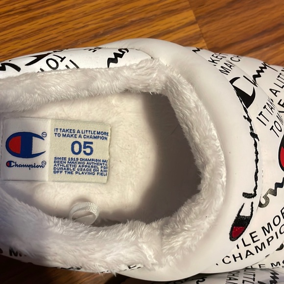 Women’s champion slippers size 5 men’s or size 7 women’s - Picture 5 of 5